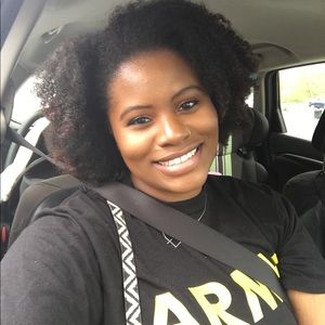 Meet your Posher, Akia